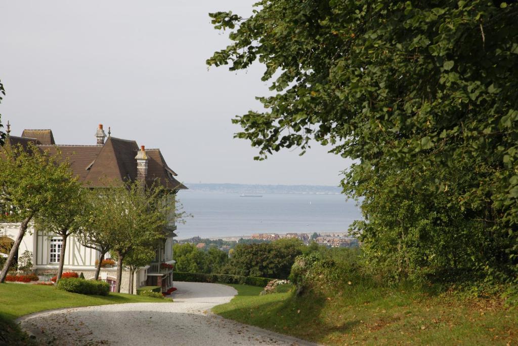 Manoir De Benerville Acomodação com café da manhã Deauville Exterior foto